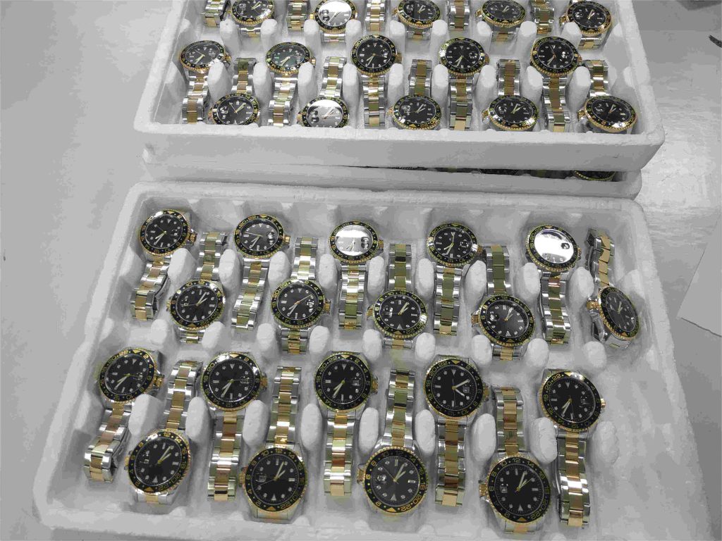 A bulk order of diver wathes from Dous Watch factory